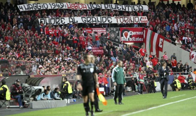 Lo striscione esposto dai tifosi del Benfica in onore del Grande Torino