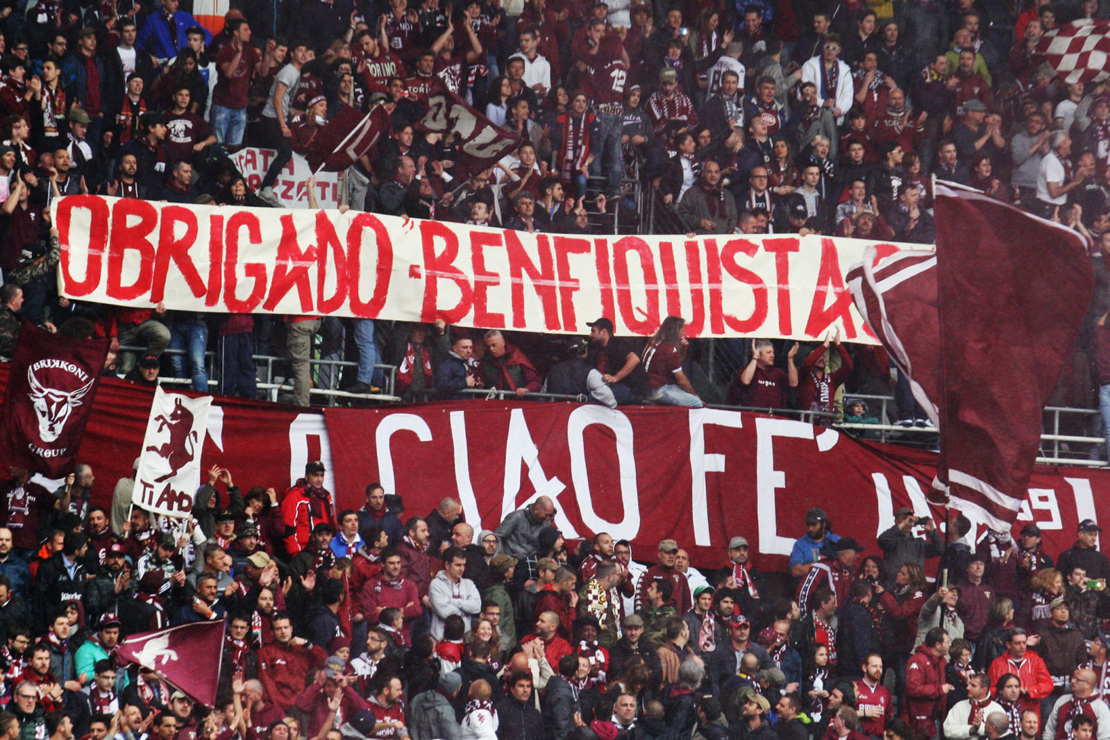 Lo striscione della Curva Maratona per ringraziare i tifosi del Benfica
