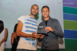 Antonio Barreca premiato insieme a Libertazzi, portiere del Borgosesia (foto Campo)