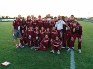 Il gruppo degli Esordienti 2001 del Torino con mister Max Capriolo