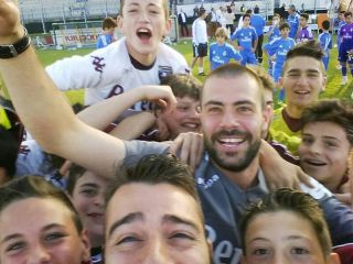 Il preparatore dei portieri Francesco Barone e i ragazzi del Torino