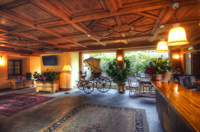 La hall dell'Hotel Rezia di Bormio