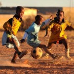 81960 Johannesburg Soweto alcuni bambini giocano a calcio