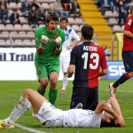 Cagliari's goalkeeper Michael Agazzi (C)