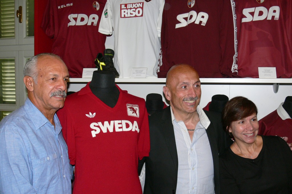 Leo Junior con le storiche maglie del Toro (foto Chirico)