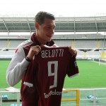 Belotti mostra la maglia 1