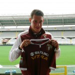 Belotti mostra la maglia 2