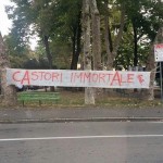 Striscione di protesta per l'esonero di Castori (foto Enrico Bonzanini)