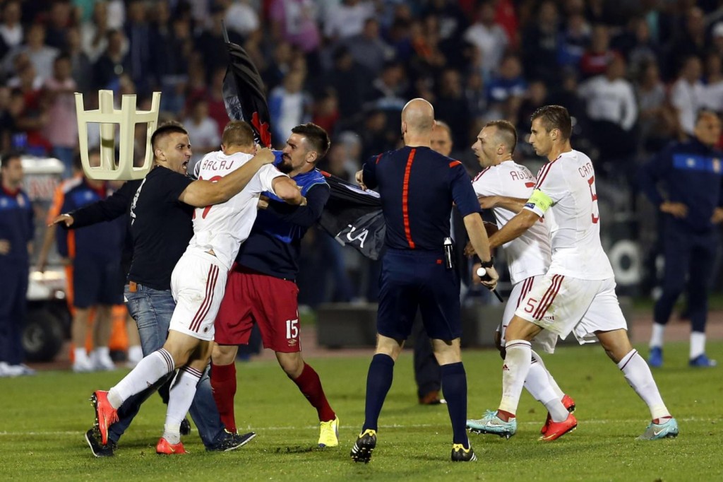 Euro 2016, caos a Belgrado: sospesa Serbia - Albania