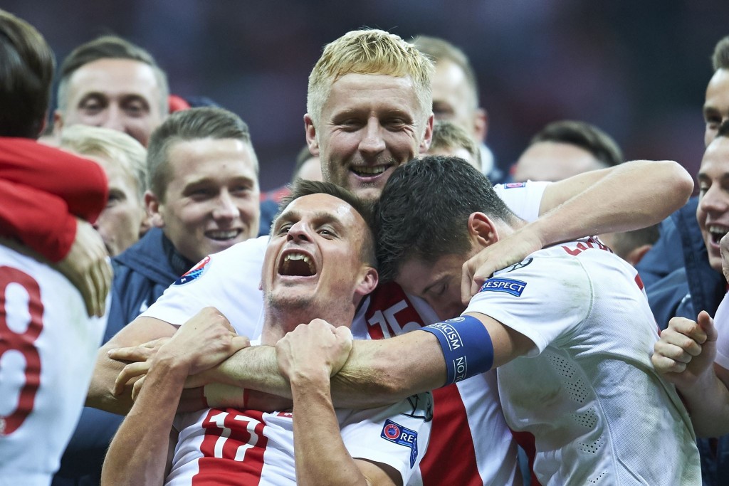 La festa di Glik e della Polonia dopo le qualificazioni ad Euro 2016