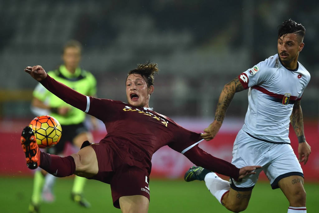 Andrea Belotti strattonato da Armando Izzo. pareggio
