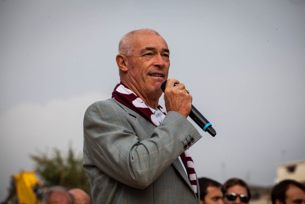 Paolo Pulici al Filadelfia con la sciarpa del Torino Calcio