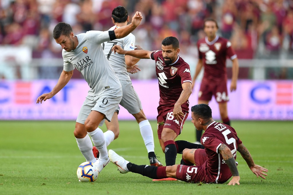 TURIN, ITALY - AUGUST 19: Armando Izzo (R) of Torino FC tackles Kevin Strootman of AS Roma during the Serie A match between Torino FC and AS Roma at Stadio Olimpico di Torino on August 19, 2018 in Turin, Italy. (Photo by Valerio Pennicino/Getty Images)