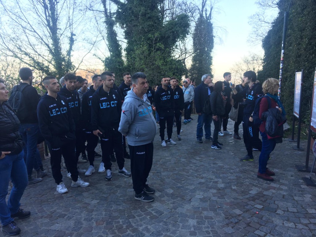 I giocatori del Lecco omaggiano la targa in memoria del Grande Torino. - Superga 16/03/2019