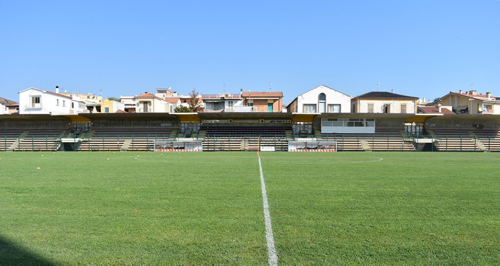 Stadio_rubens_fadini,_giulianova,_interno