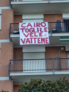 Striscioni contro le vele del Filadelfia a Torino
