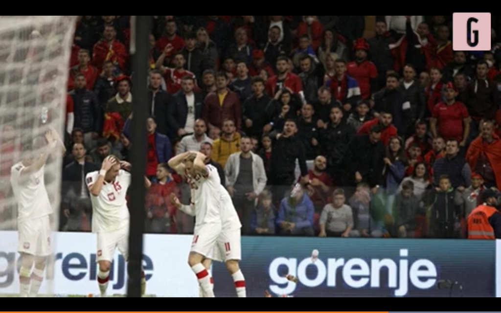albania-polonia lancio bottiglie