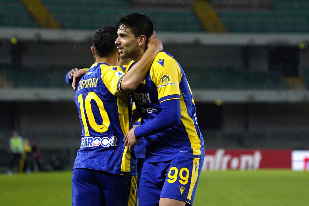 VERONA, ITALY - APRIL 23: Gianluca Caprari of Hellas Verona celebrates his first goal with his teammate Giovanni Simeone during the Serie A match between Hellas Verona and UC Sampdoria at Stadio Marcantonio Bentegodi on April 23, 2022 in Verona, Italy. (Photo by Pier Marco Tacca/Getty Images)