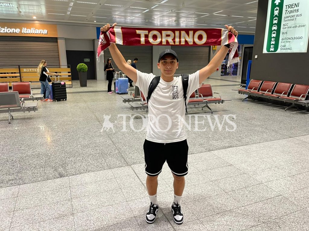 Emirhan Ilkhan al suo arrivo a Milano Malpensa