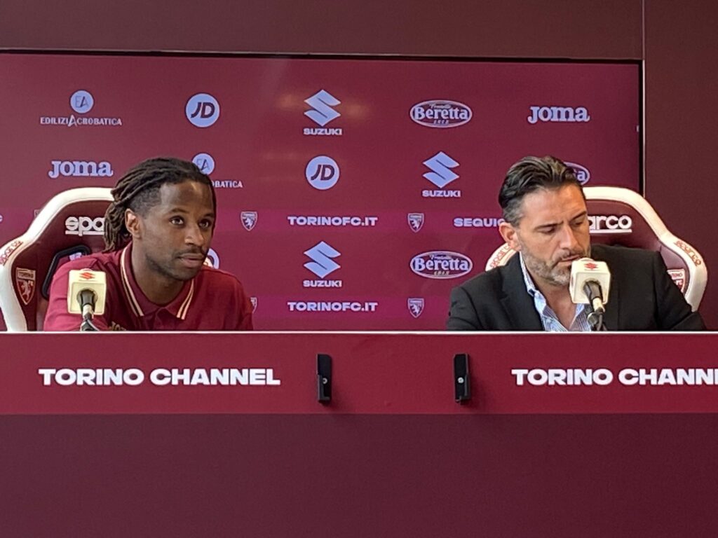 Adrien Tameze e Davide Vagnati durante la presentazione del centrocampista