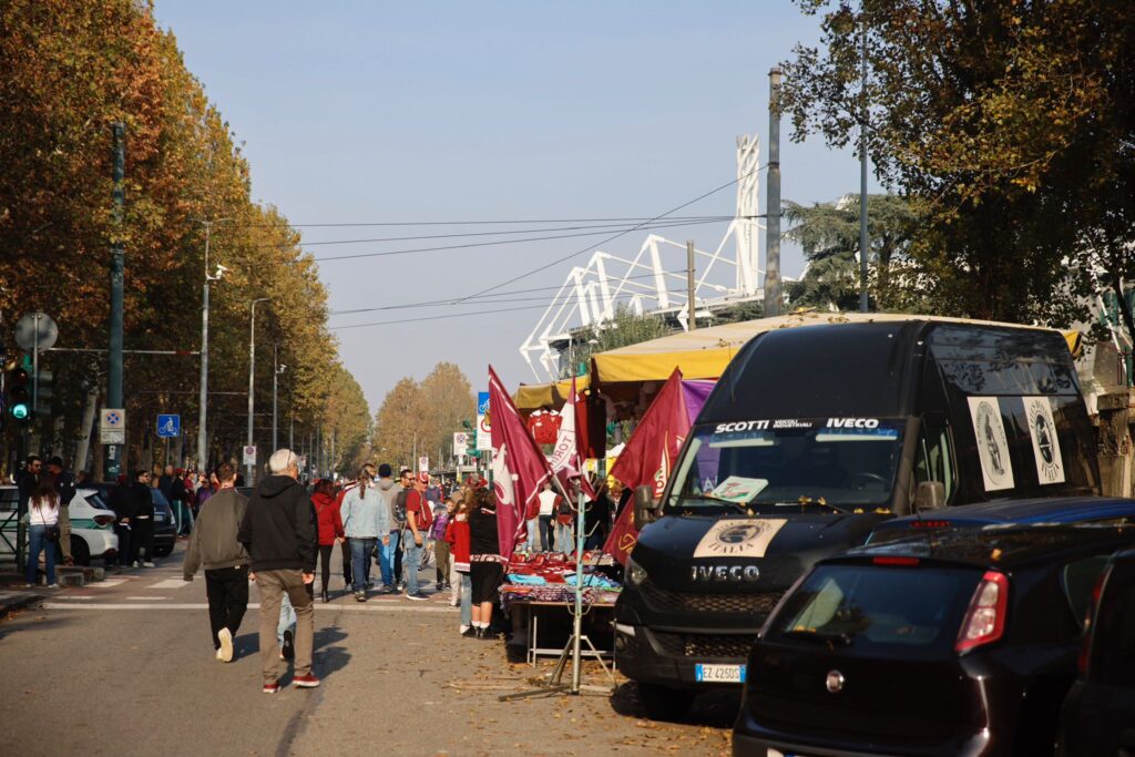 Torino Fiorentina Stadio Olimpico Grande Torino bancarelle
