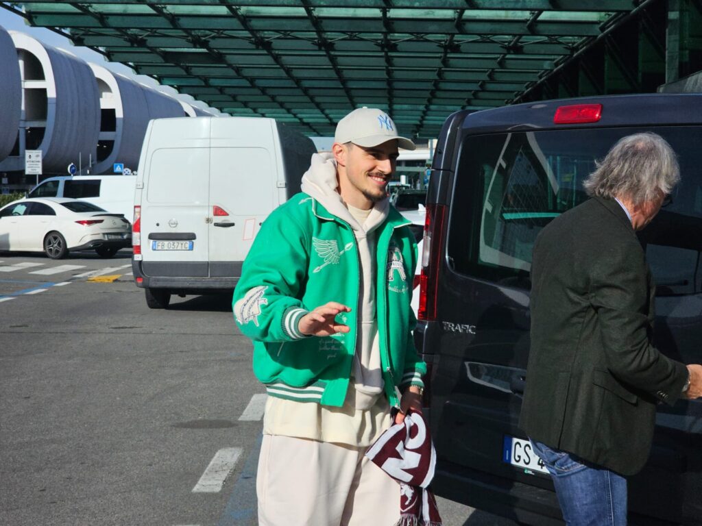 Eljif Elmas all'arrivo a Milano Malpensa (foto Davide Bonsignore)