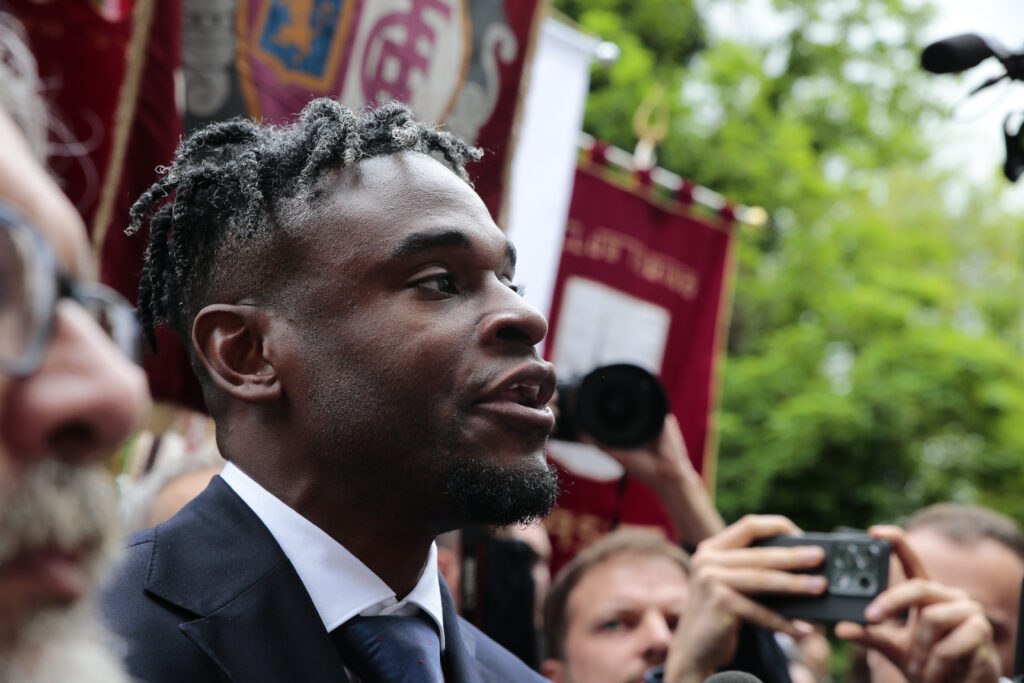 Torino FC - Zapata davanti al memoriale mentre legge