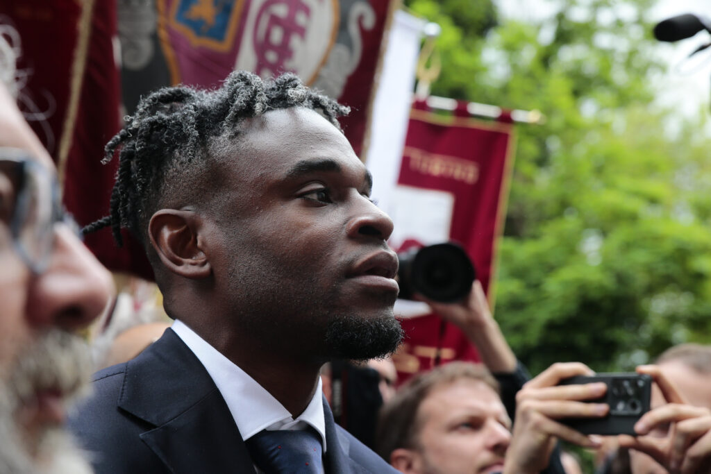 Torino FC - Zapata davanti al memoriale mentre legge