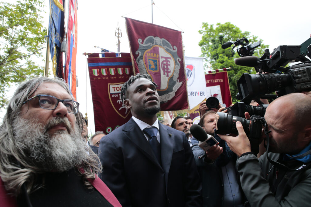 Torino FC - Zapata davanti al memoriale mentre legge