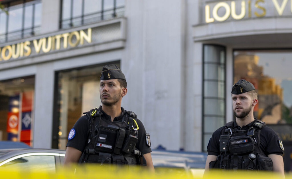 Police Officer Injured In Knife Attack On Champs Elysees