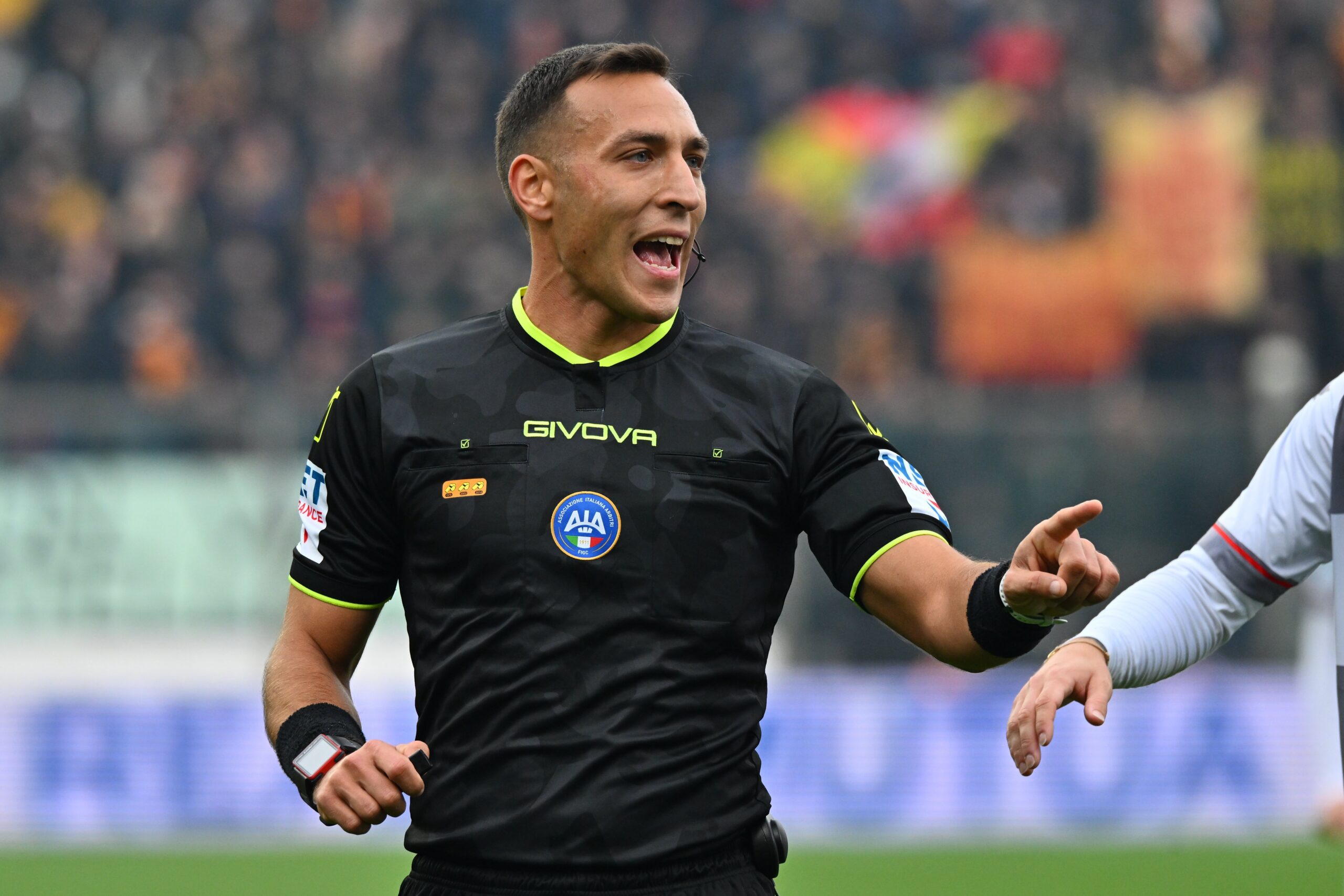 https://static.toronews.net/2026/04/mucera-scaled.jpg Serie A, le designazioni arbitrali: Mucera per Frosinone-Torino, al Var Ghersini