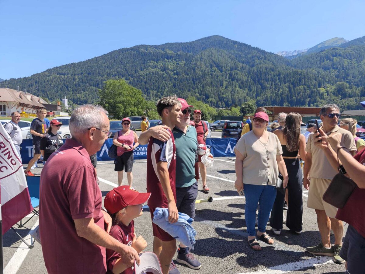 Andrea Luongo con i tifosi durante il meet and greet a Pinzolo