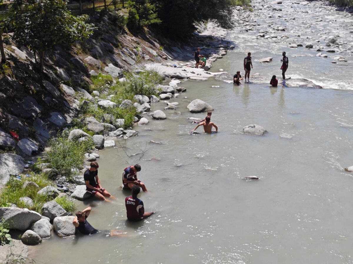 Alcuni giocatori granata al fiume Sarca
