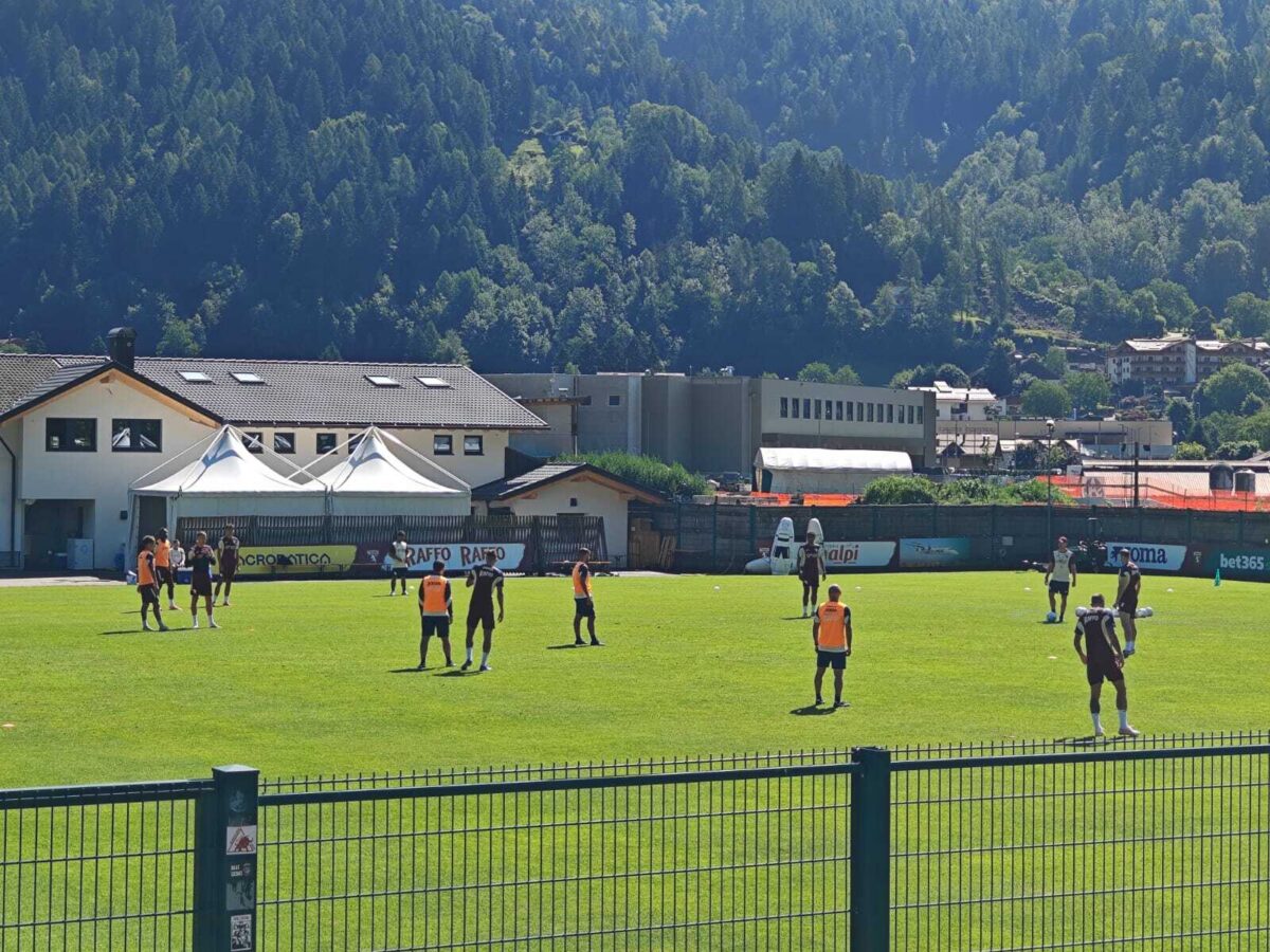 Granata su campo allenamento ritiro Pinzolo