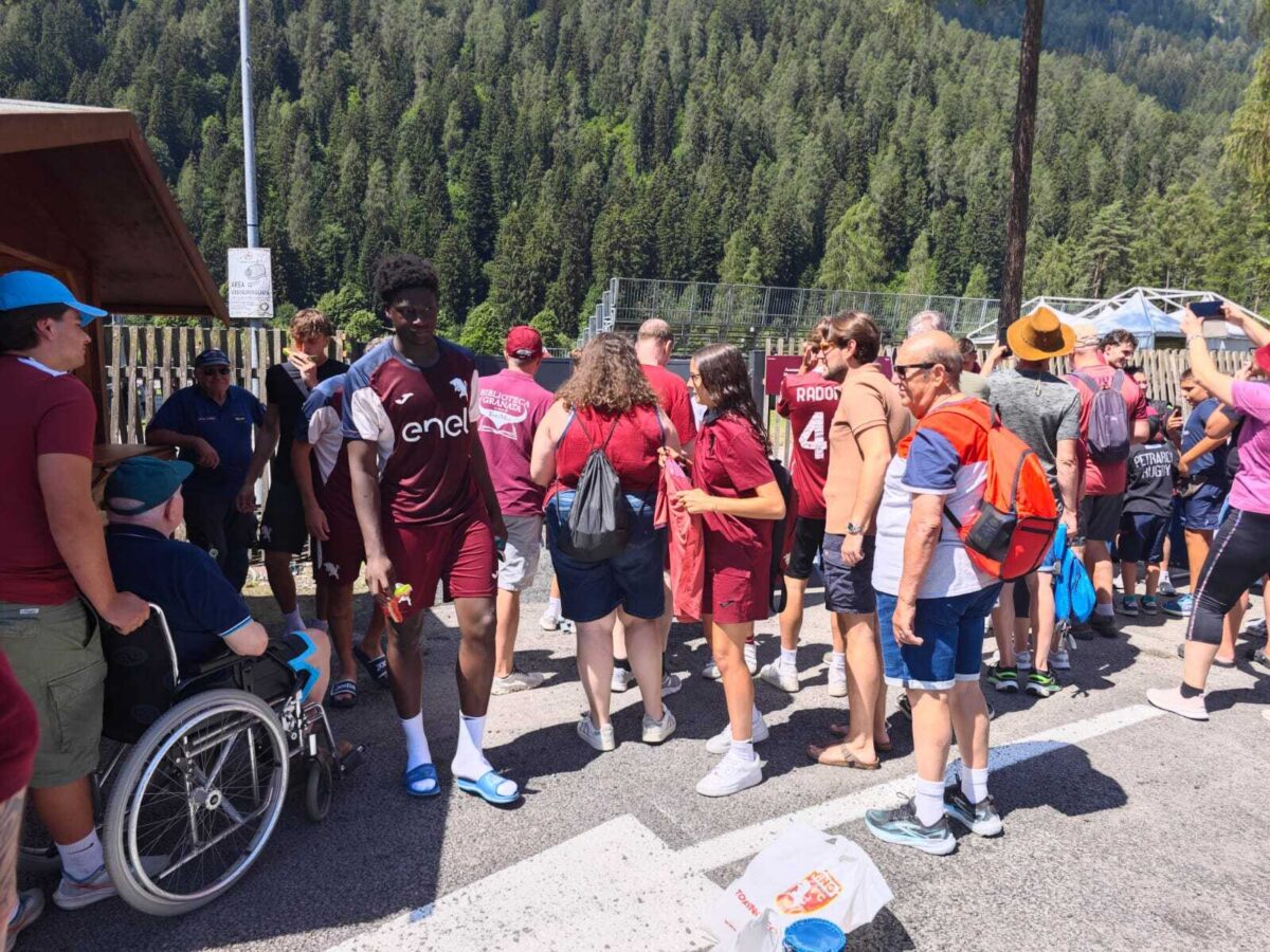 Meet and greet con i tifosi post allenamento mattutino quinto giorno ritiro