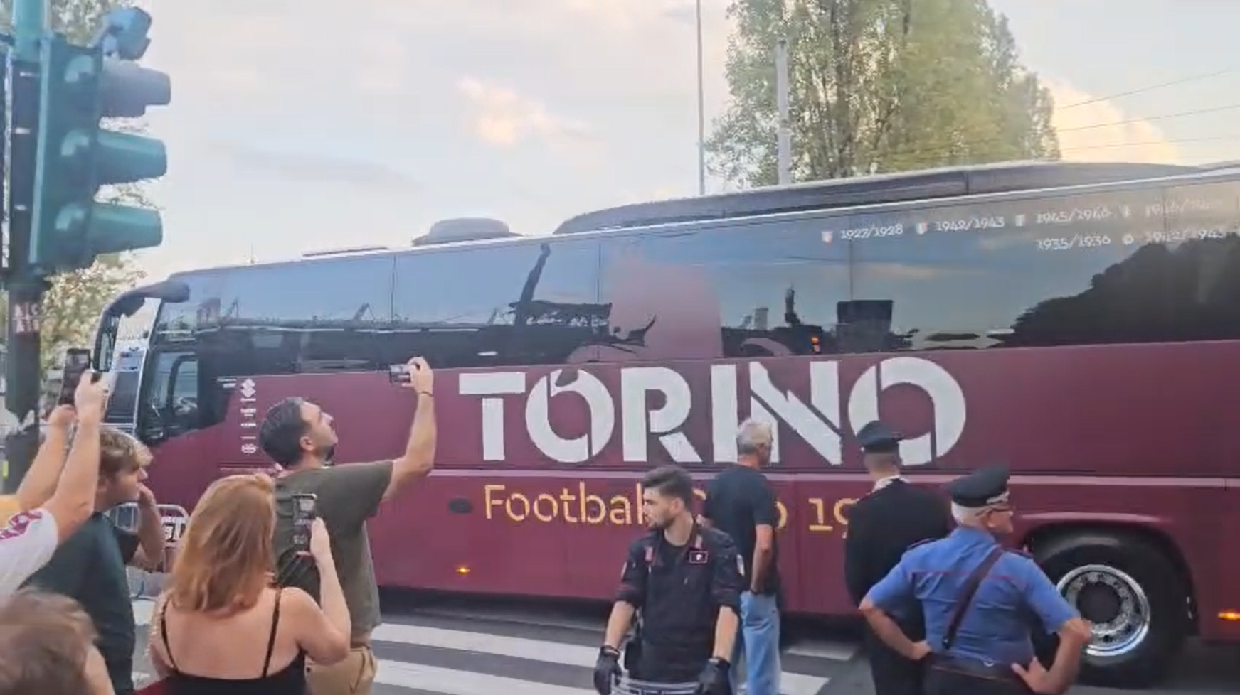 Torino-Milan, l’arrivo del pullman granata accolto con entusiasmo dai tifosi (VIDEO)