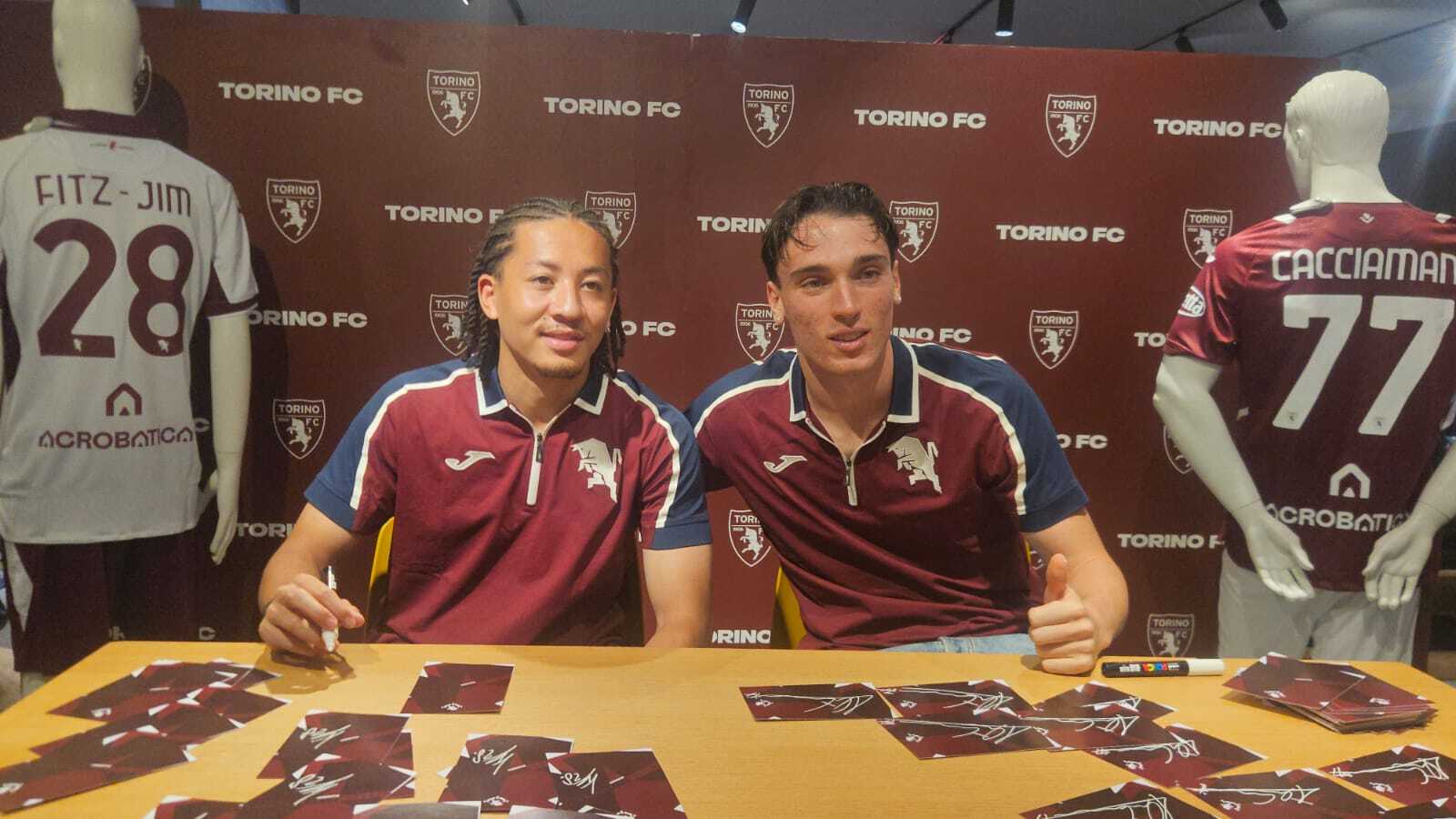 “Rendeteci fieri quest’anno”: Cacciamani e Fitz-Jim abbracciati dai tifosi granata