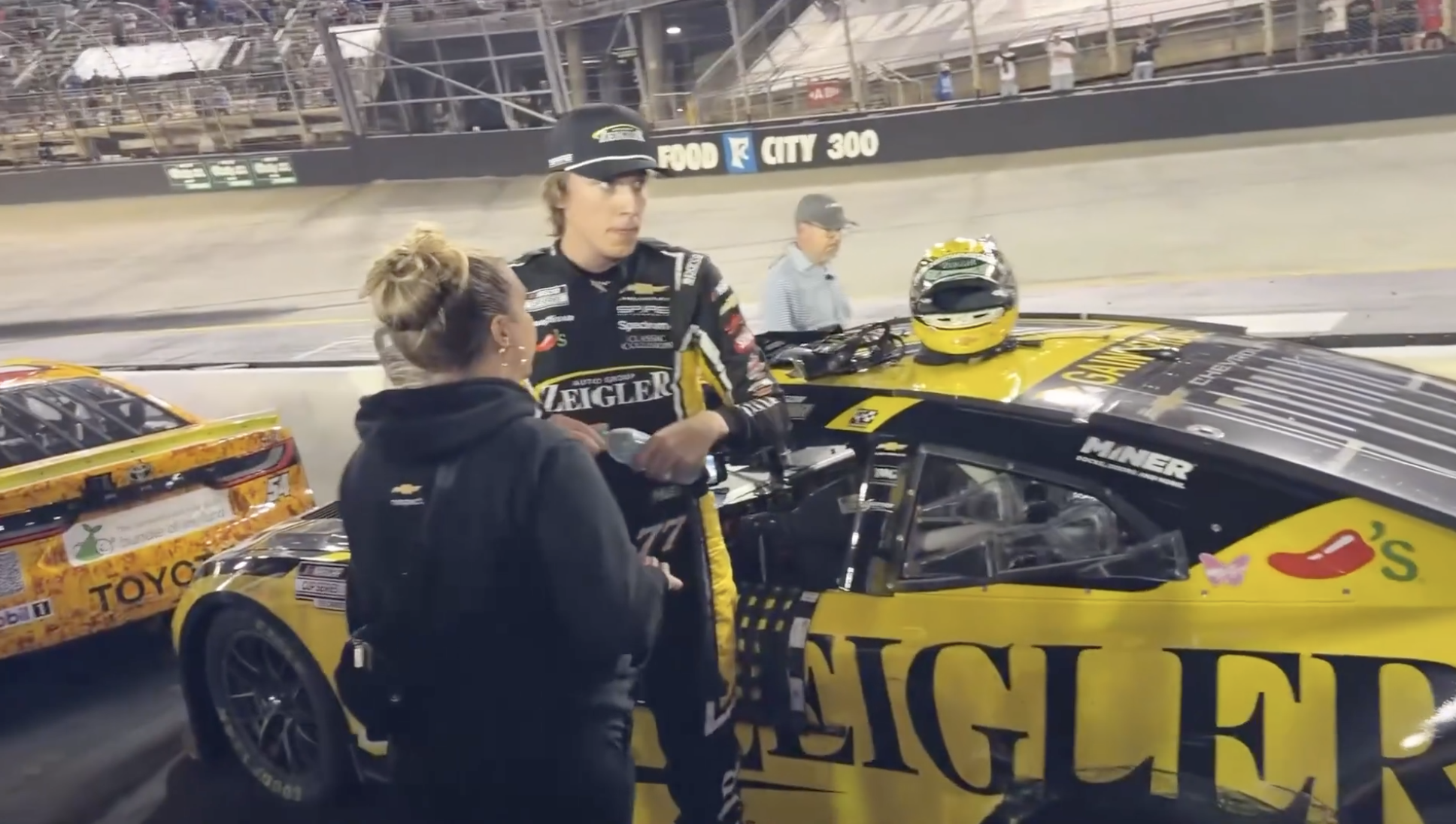 Follia in Nascar: dopo l’incidente i piloti si prendono a pugni in faccia (VIDEO)