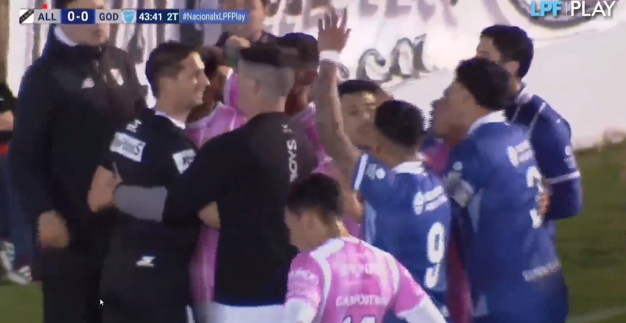 https://static.toronews.net/2026/10/Annullamento-rigore-con-immagini-del-cellulare-in-seconda-divisione-argentina-216bb92e3a13.png Incredibile in Argentina, l’arbitro revoca un rigore guardando… un cellulare (VIDEO)
