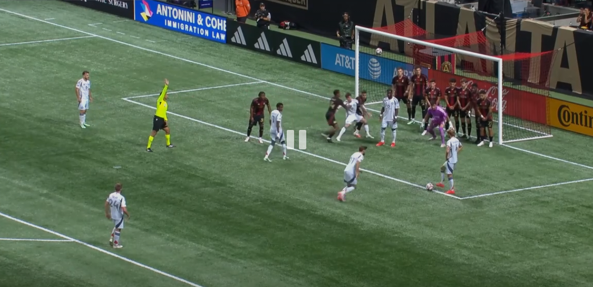 Copertina video Gazzetta MLS, gol su punizione di seconda con otto portieri