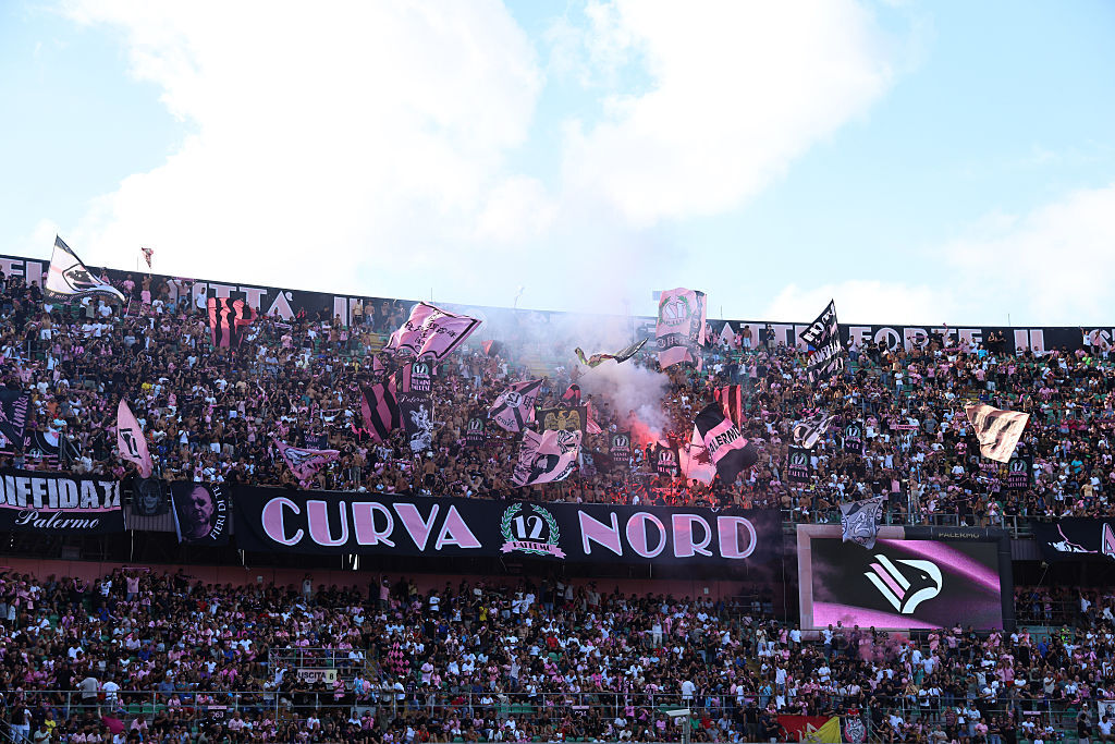 https://static.toronews.net/2026/10/GettyImages-2293361392-0ab803f0f0ca.jpg Dalla Serie B un nuovo modo di abbracciare i tifosi: a scuola dal Palermo