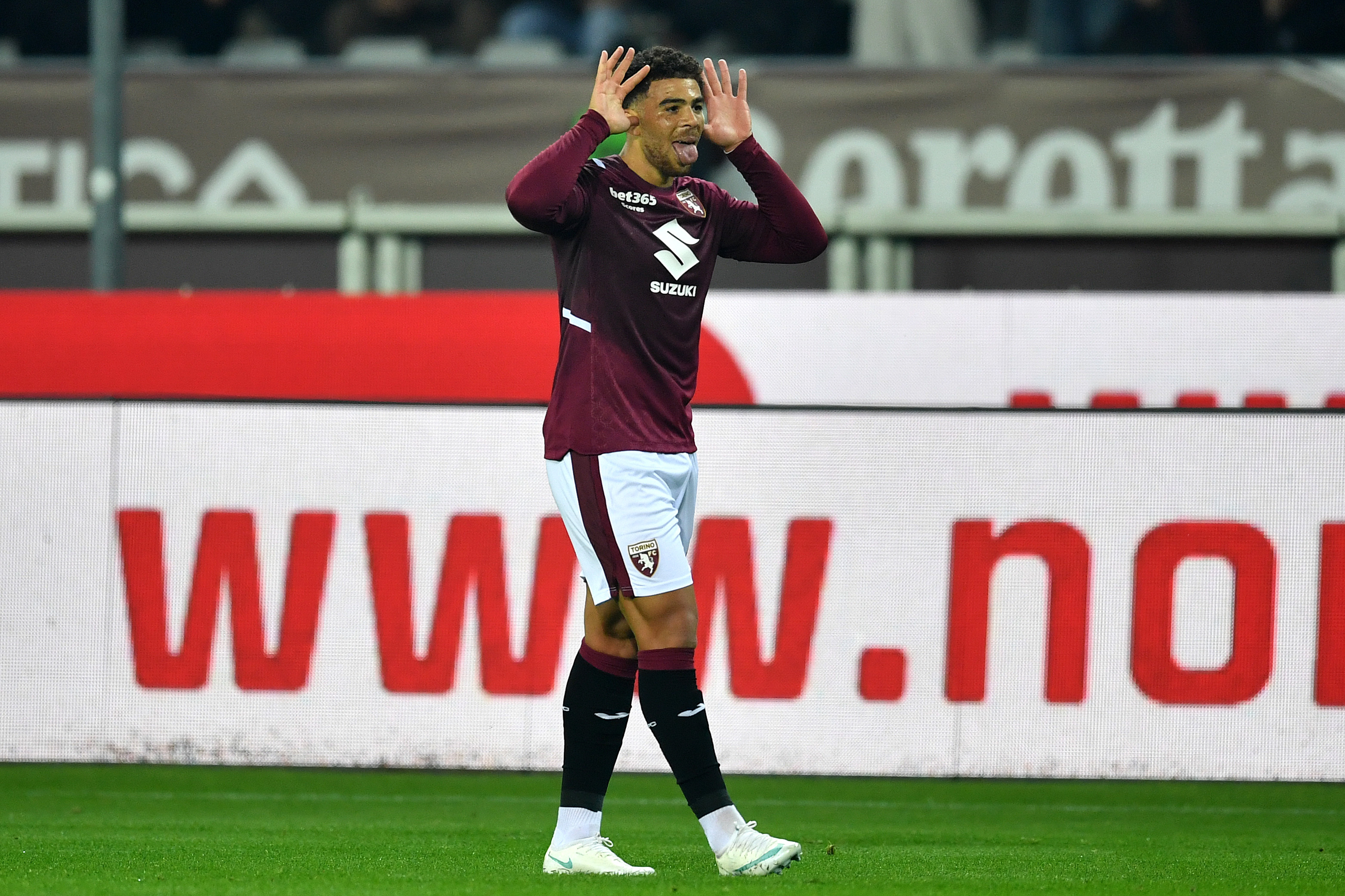 https://static.toronews.net/2026/10/GettyImages-2302279651-03da24937c33.jpg Torino-Como 1-0 al 45′: è sempre Natale, Adams scarta un altro regalo