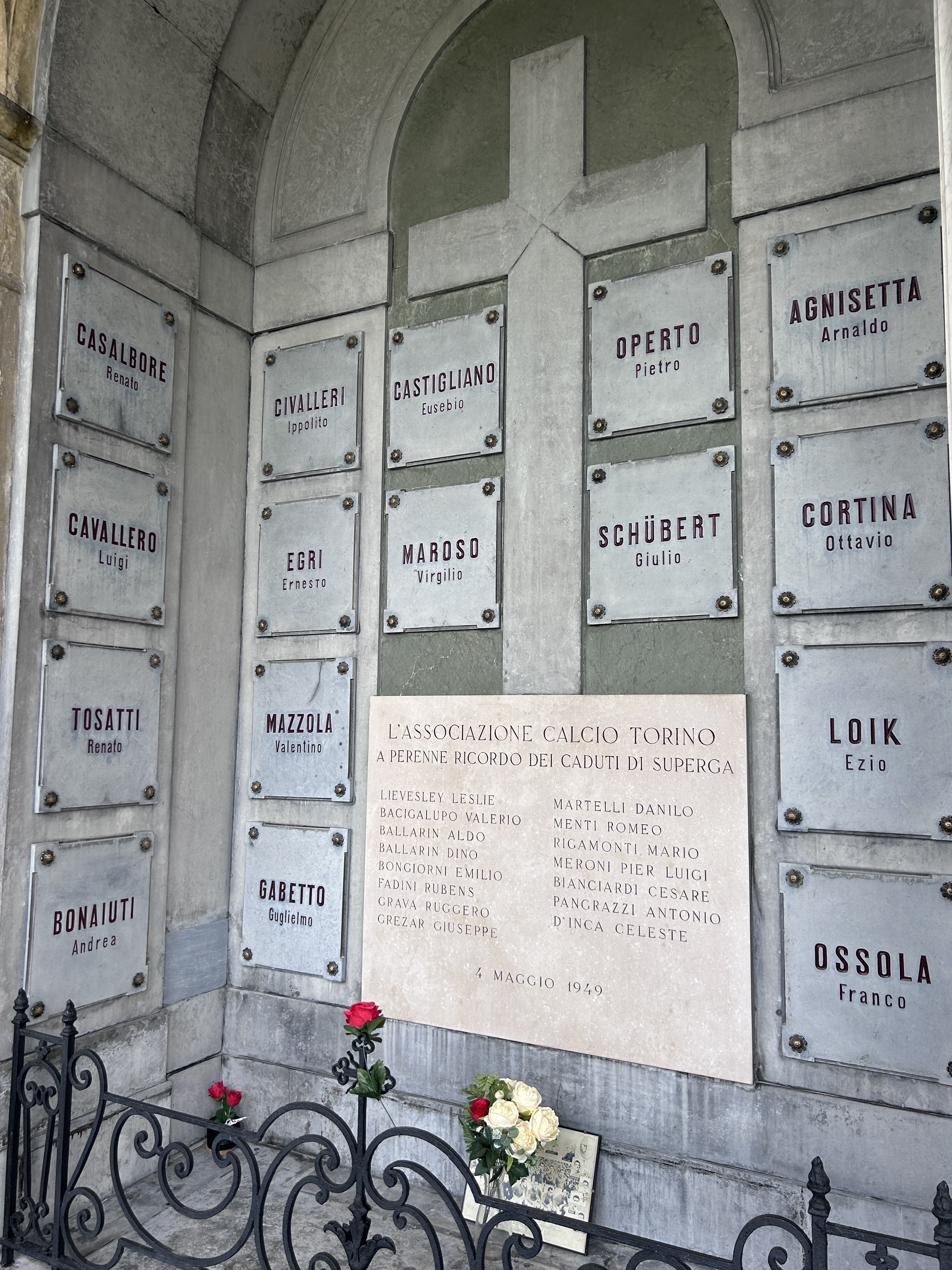 https://static.toronews.net/2026/10/IMG_9638-82659e720100.jpeg “Non solo campioni, ma simboli di valori”: Torino commemora gli Invincibili al Cimitero Monumentale