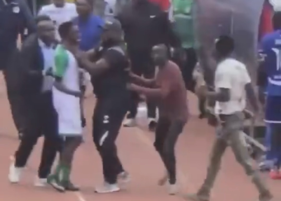https://static.toronews.net/2026/10/IMG_9877-d2fc038755a8.jpeg Incredibile in Kenya: arbitro assaltato e costretto alla fuga per un rigore (VIDEO)