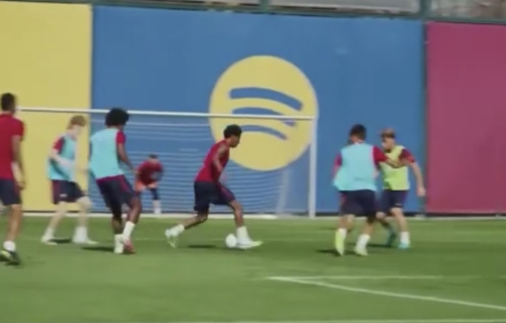 Lamine Yamal dribbla tutti e sfiora un gol clamoroso: increduli i compagni in allenamento (VIDEO)