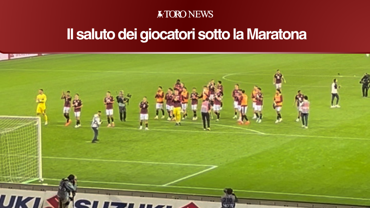 Il saluto dei giocatori sotto la Maratona